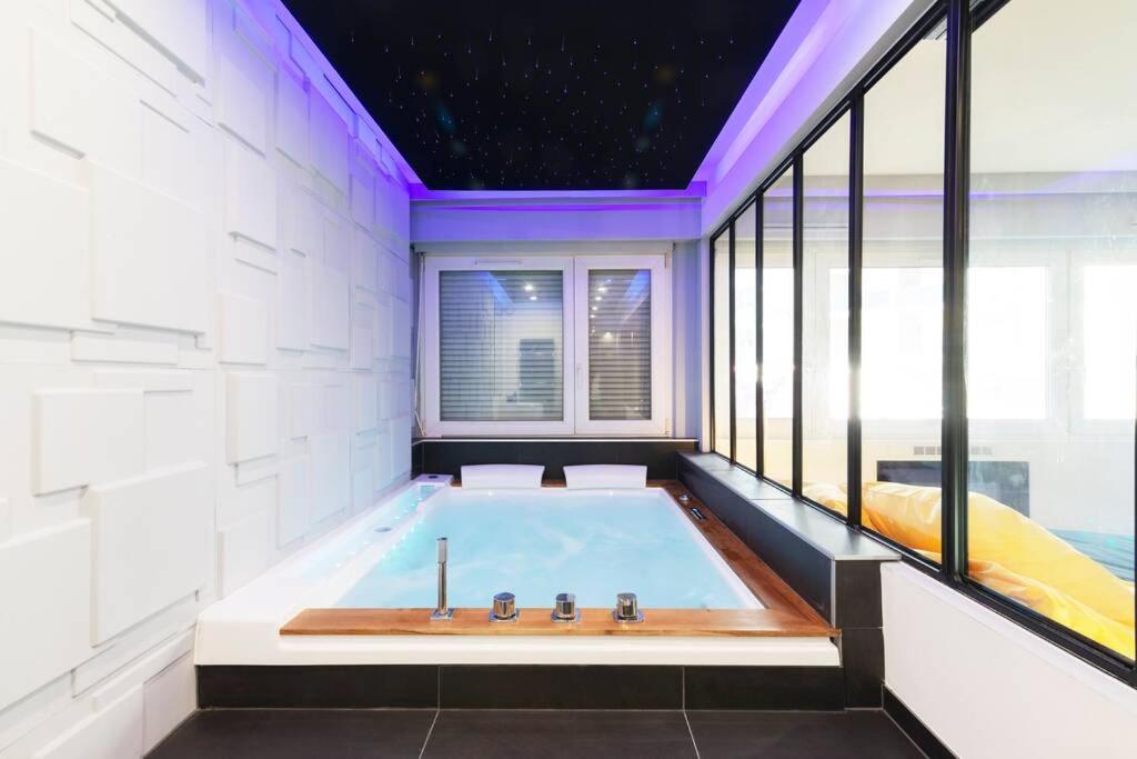 Appartement-jacuzzi / à 800m Du Centre Appartement Metz