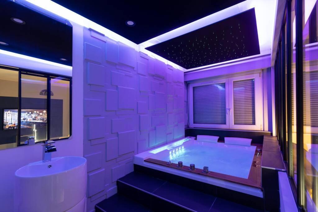 Appartement-jacuzzi / à 800m Du Centre Appartement